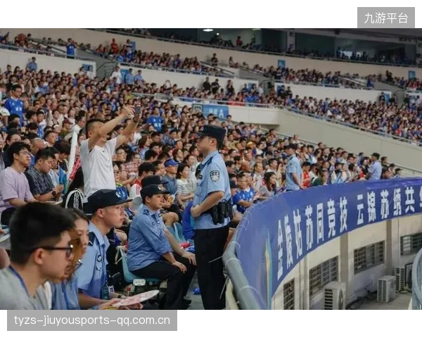 球迷冲入场内庆祝意外引发比赛延误——体育激情背后的思考